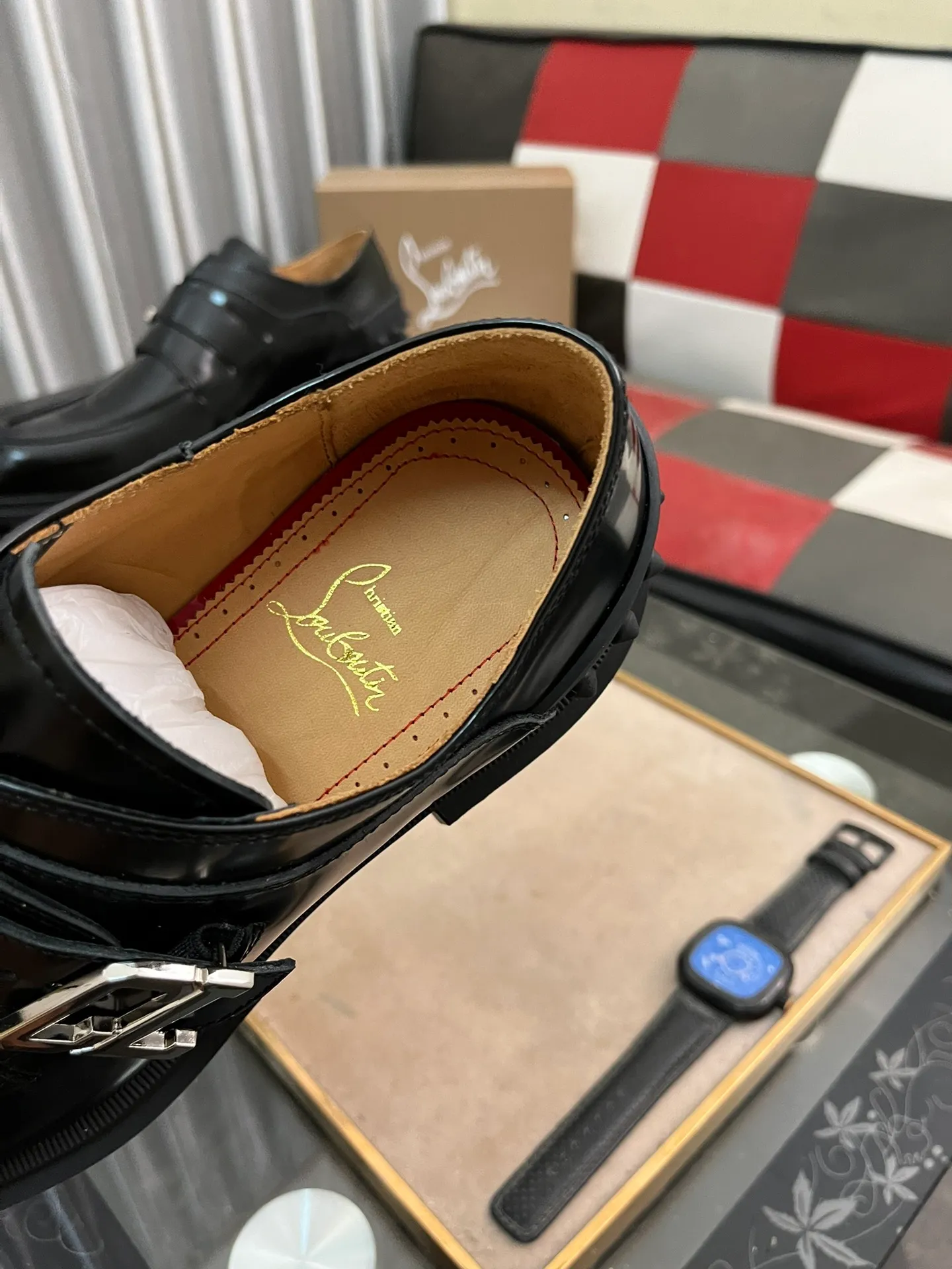 Men's shoes 💰820⌚️⌚️CL New formal leather shoes Christia* Loubouti* red-soled shoes GREGGO men's Oxford shoes Made of imported cowhide/glossy patent leather/stitched contrasting high silk suede. Three-section toe design. Iconic red outsole, the ultimate personalized shoe. Original color cowhide lining. Original Italian leather outsole; fine workmanship brings you a luxurious experience. With its neat silhouette and straightforwardness, GREGGO men's Oxford shoes are Oxford shoes born for city roaming. The elegant lines and classic silhouette exude eternal charm. The black patent leather material is exquisite and eye-catching, adding a sense of luxury to the overall look. The slender toe design is full of elegance, and matched with closed shoelaces of the same color, the sophistication is invisible. The slim sole design provides the shoes with a light foot feel, elegant steps, and a refined and elegant look. Shows outstanding texture.  Standard leather shoe size: 38-44